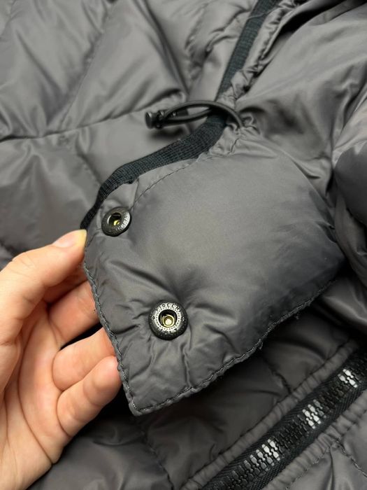 довгий пуховик Moncler Moka сірого кольору.