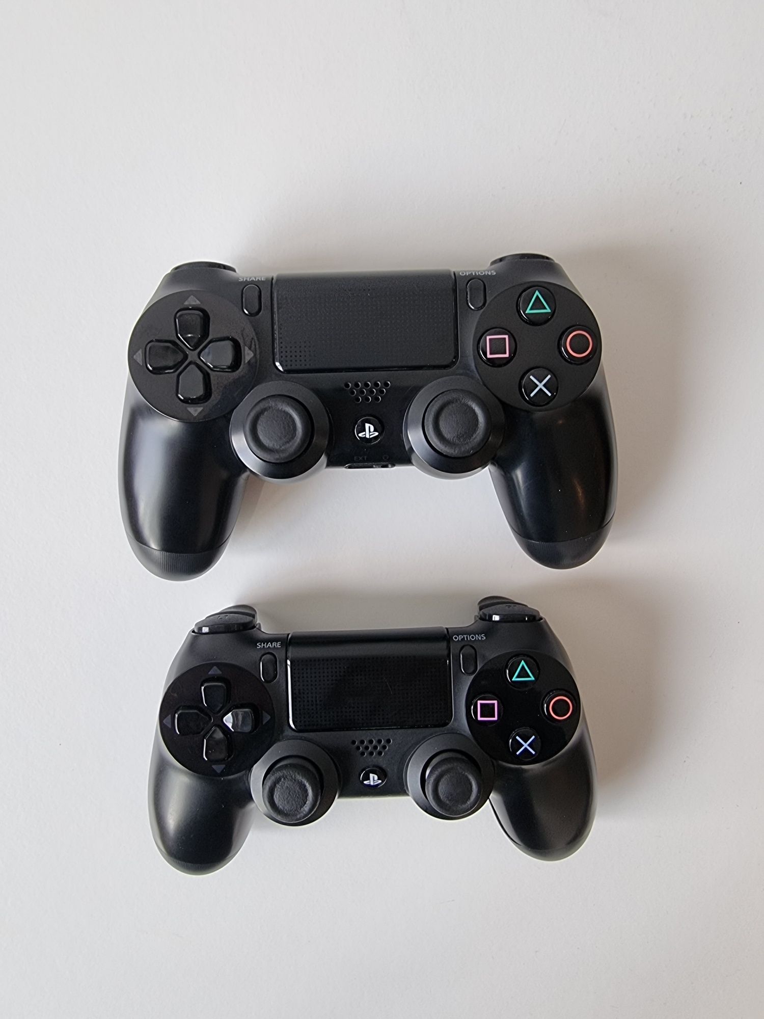 Ps4 como nova + 2 comandos + 6 jogos