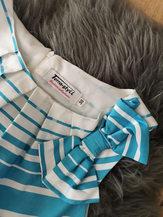 Sukienka elegancka piękna błękitna na wesele w paski z kokardą m 38