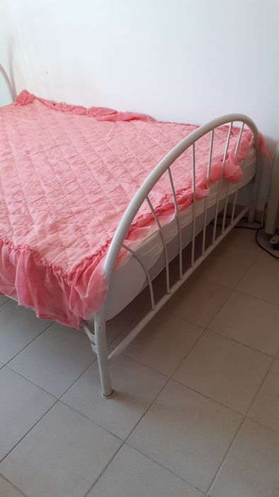Cama casal vintage robusta em ferro com cabeceira