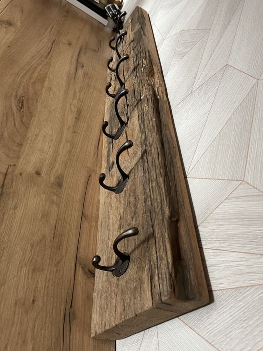 Niepowtarzalny wieszak na ubrania z bardzo starej deski.