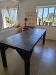 Mesa de jantar em madeira maciça da Tailândia.