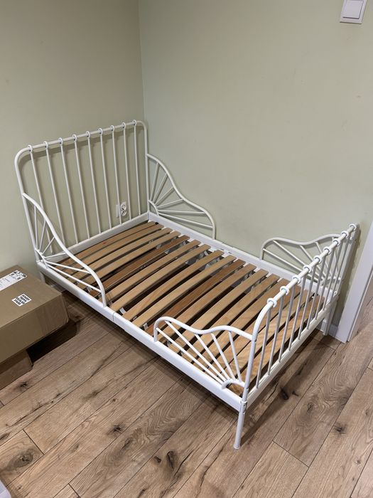 łóżko Ika Minen białe i czarne  rozsuwane rosnące