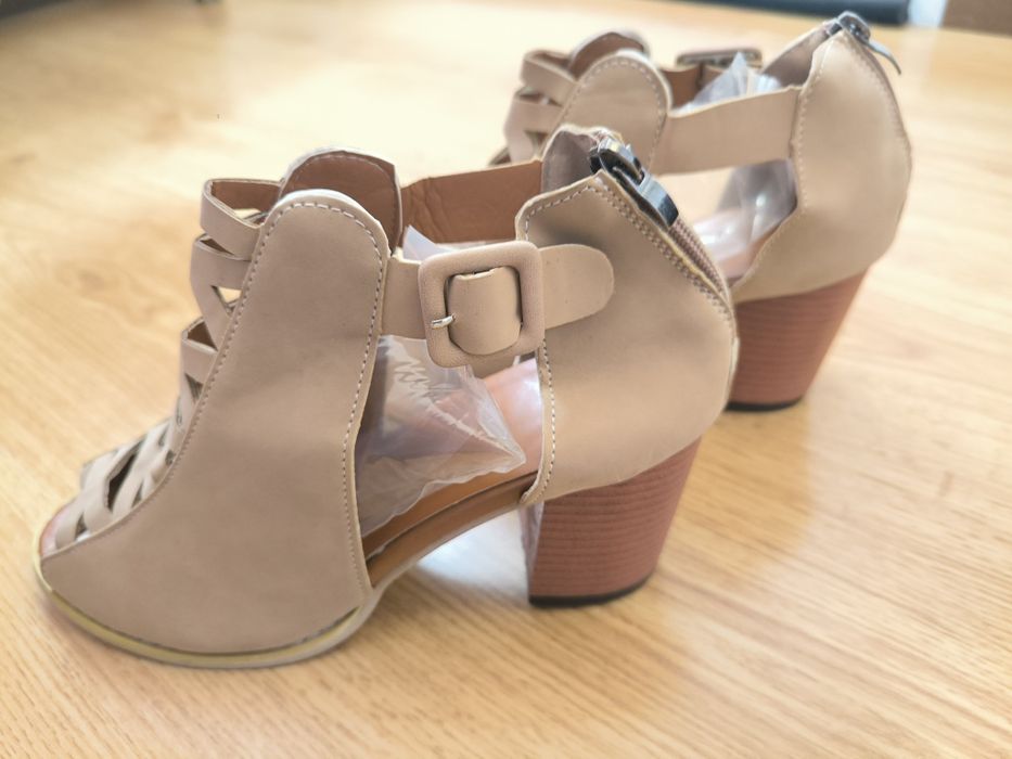 Sandálias novas muito bonitas