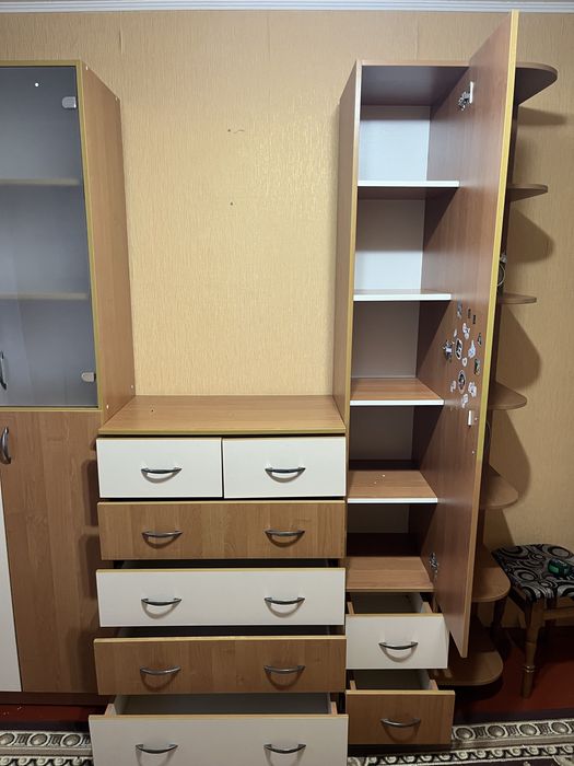 Меблева стінка в кімнату