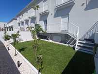 COMO NOVO - Apartamento T2 com 2 frentes, terraço e jardim