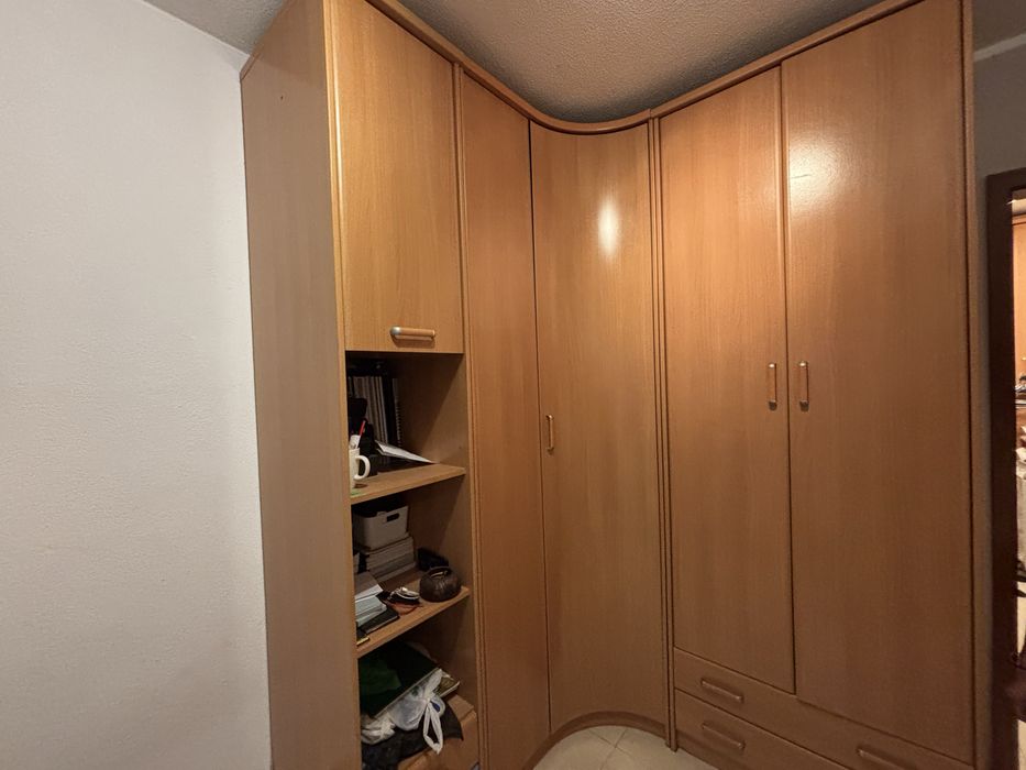 Roupeiro de canto em madeira