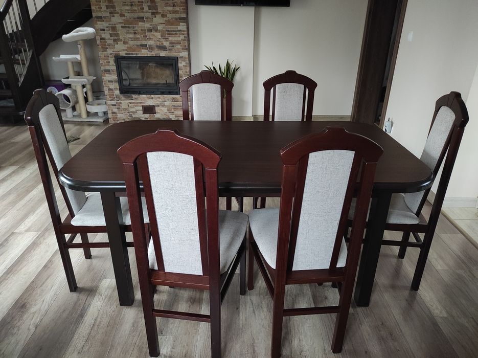 Stół rozkładany z krzesłami