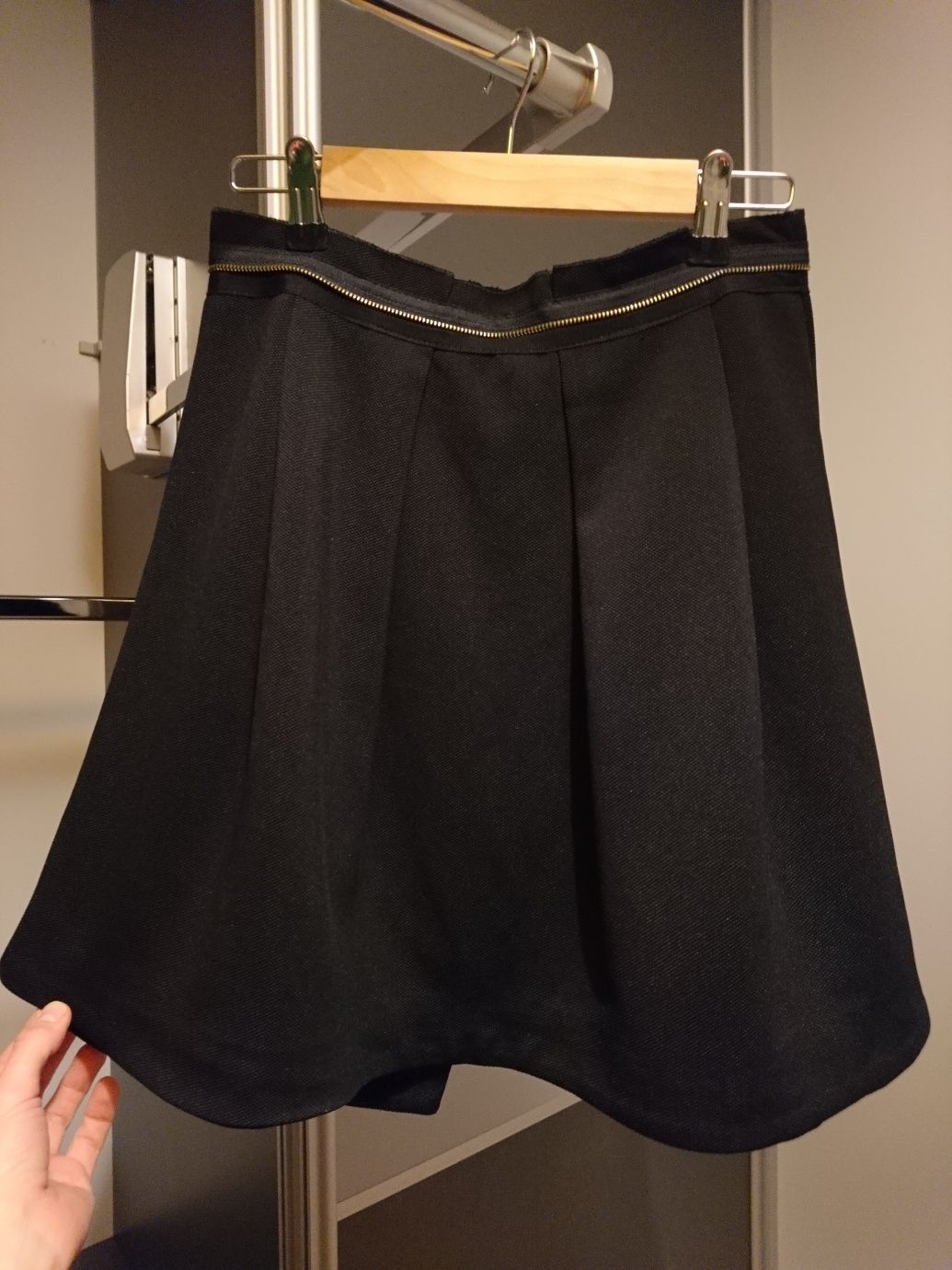 Czarna rozkloszowana spódnica nad kolano ze złotym zamkiem M 38