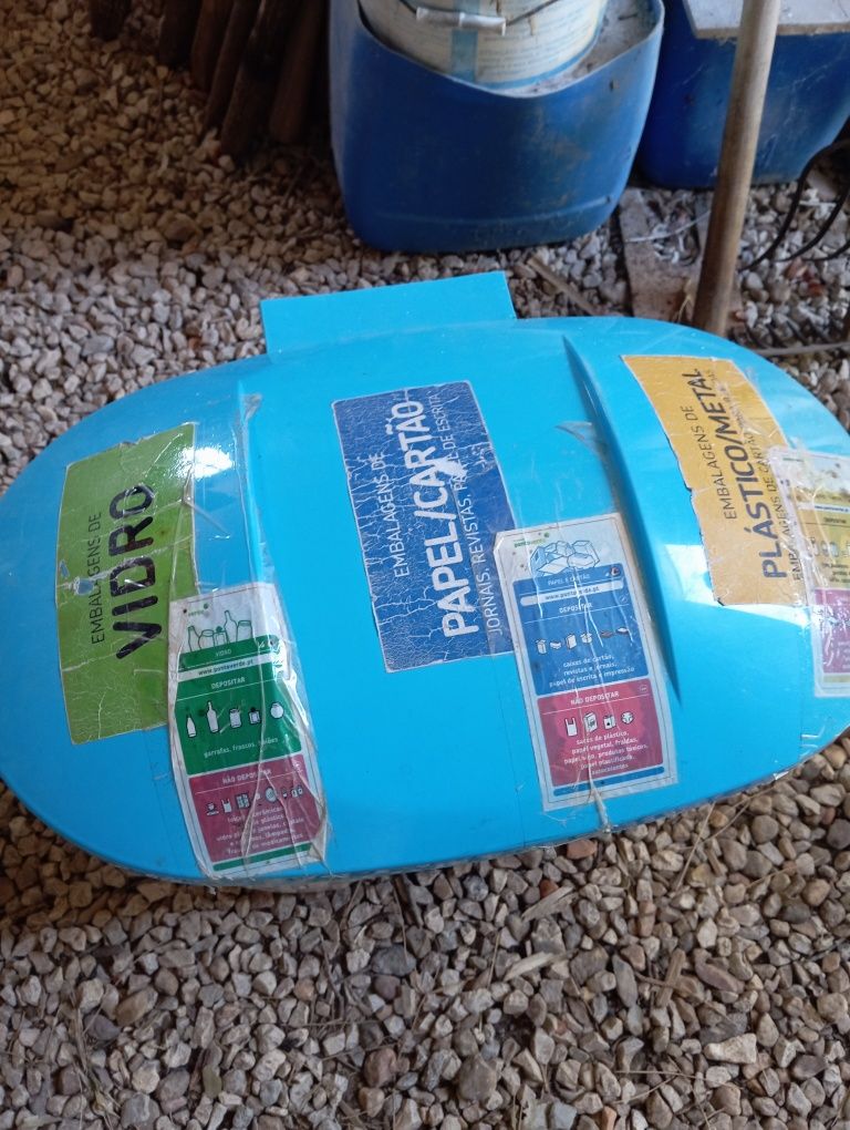 Ecoponto triplo para plástico, vidro e papel
