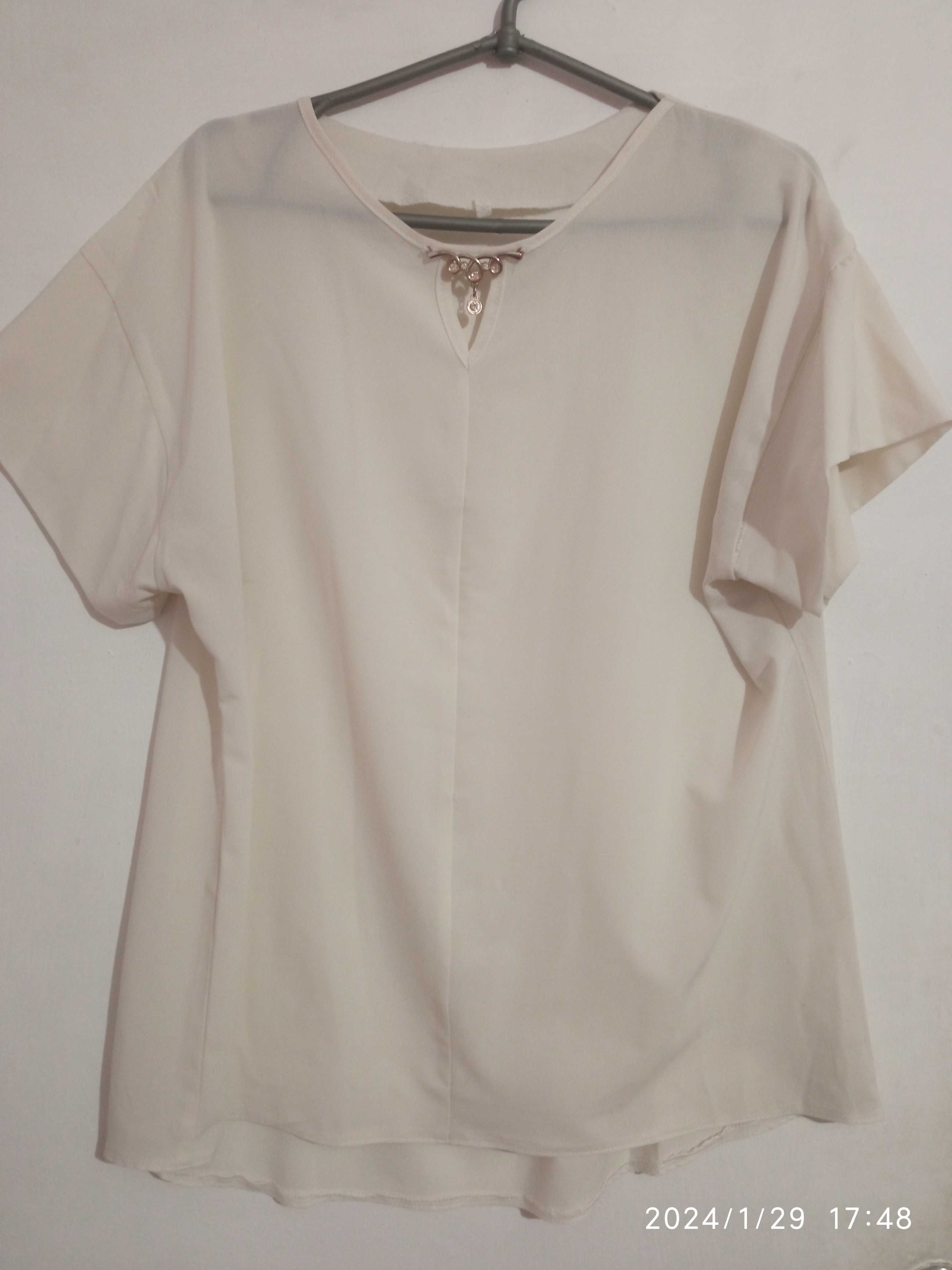 Блуза р.52 молочного кольору з прикрасою