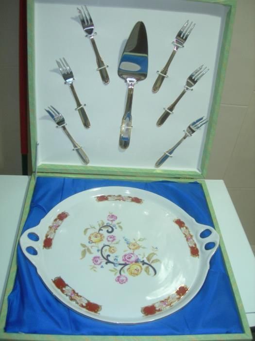 Prato antigo de porcelana (edição limitada) e 7 talheres