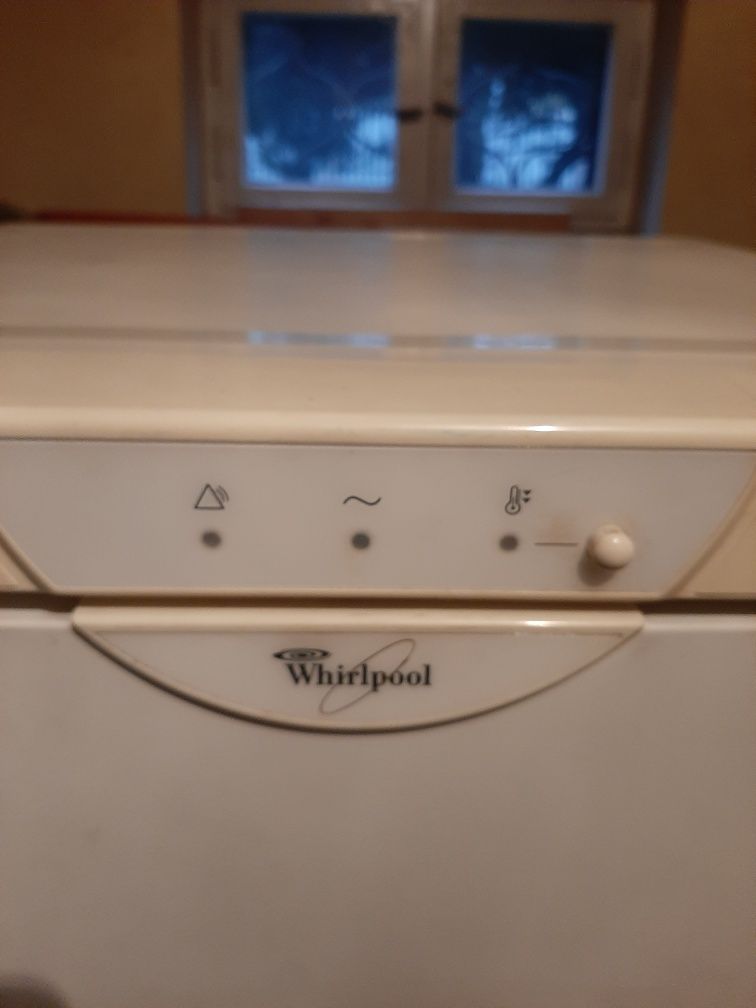 Zamrażarką  Whirlool  AFG 304/G   z szufladami  i  klapami