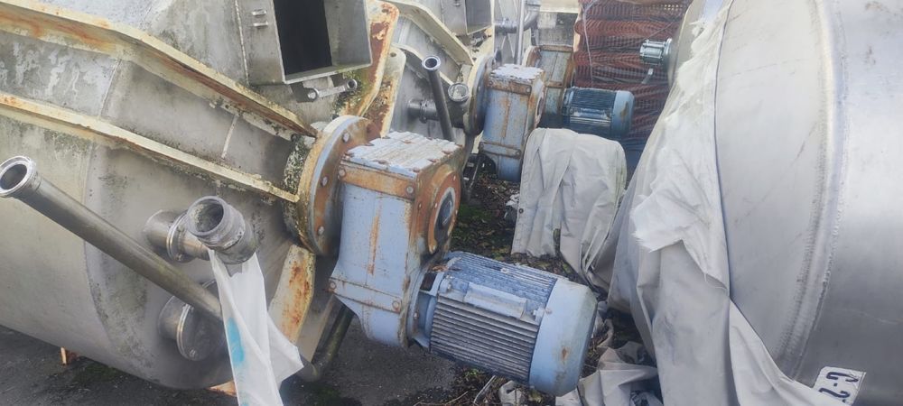 5 Tambores inox com motores a trabalhar