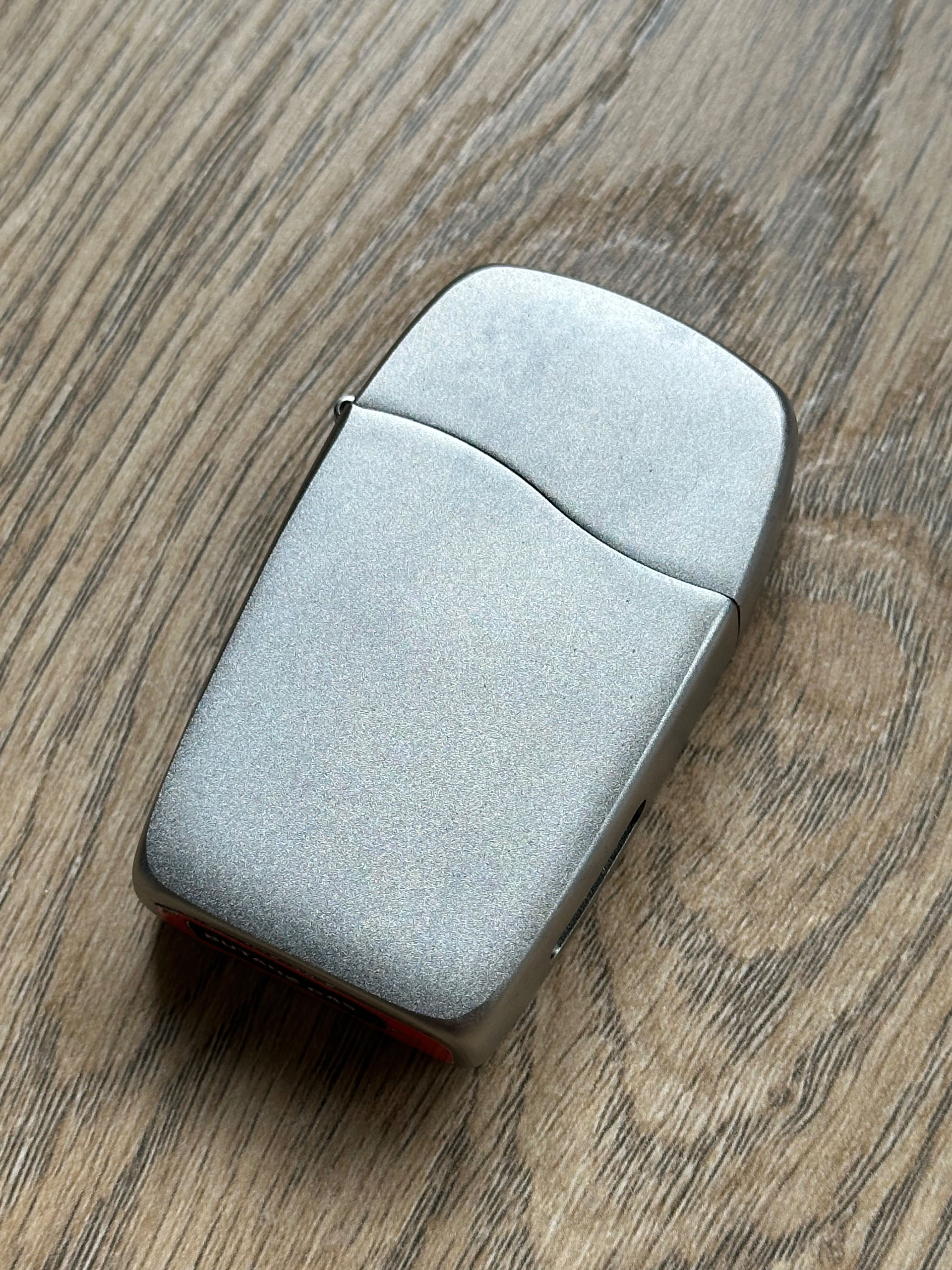 Nowa zapalniczka gazowa Zippo Blu Vertical Chrome