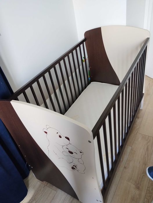 Łóżeczko dziecięce z szufladą i komoda z przewijakiem