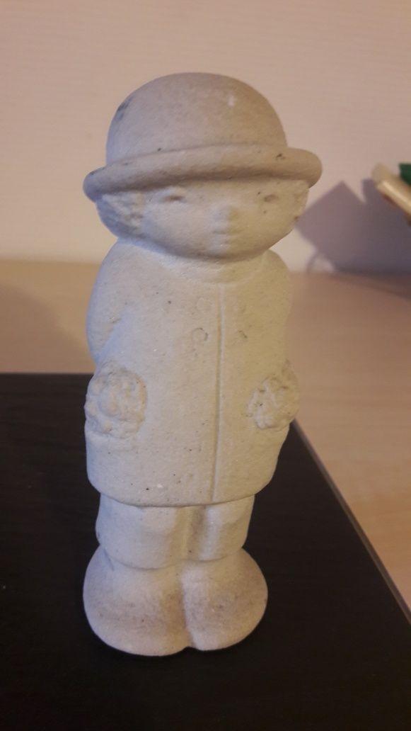 Figurka chłopiec z piaskowca - Marbell