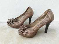 Sapatos bejes de salto
