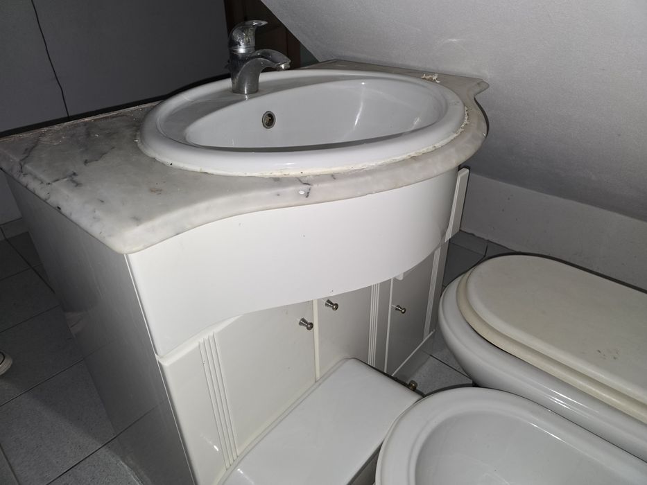 Lavatório de casa de banho + Armário + bidé + sanita