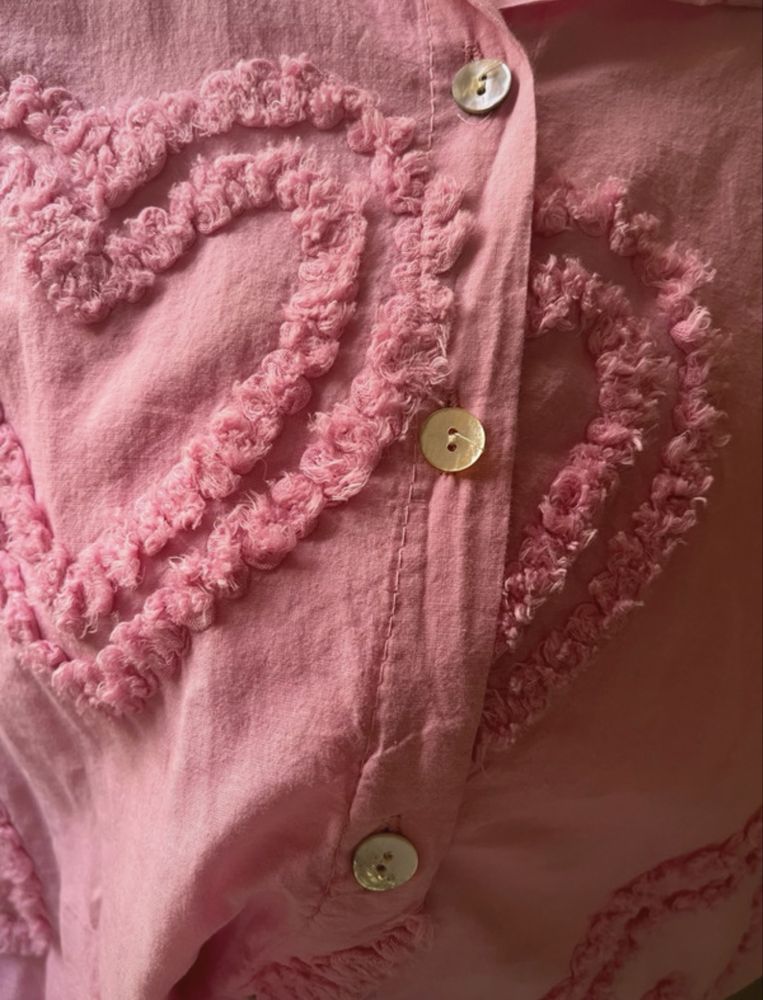 Camisa rosa com corações bordados na frente