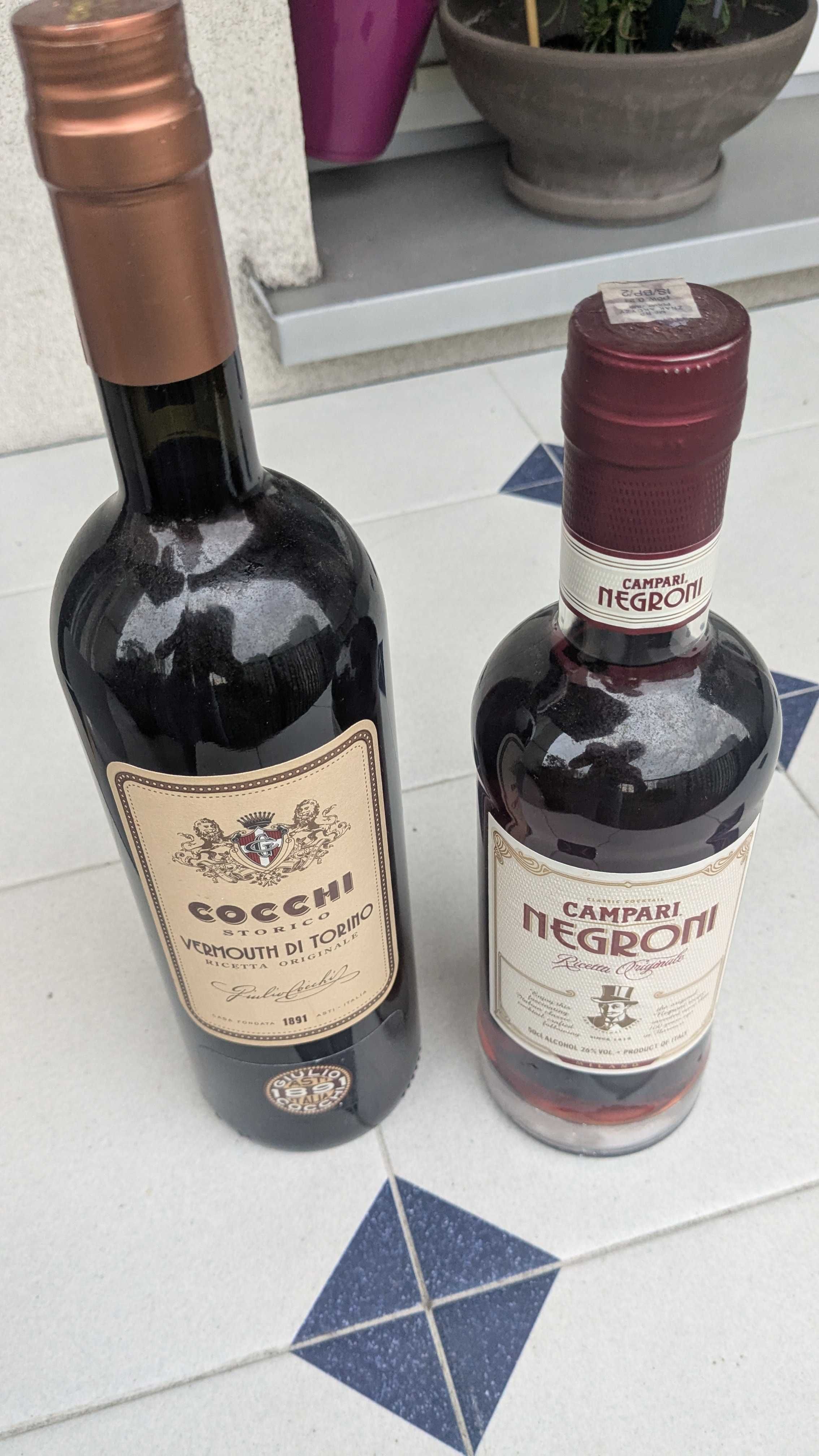 Dwie butelki Wermuth i Campari