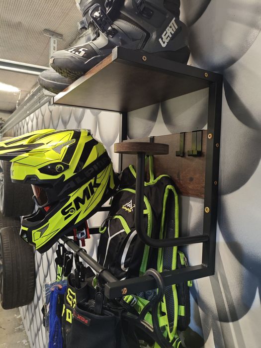 Вешалка для мотошлема и снаряжения