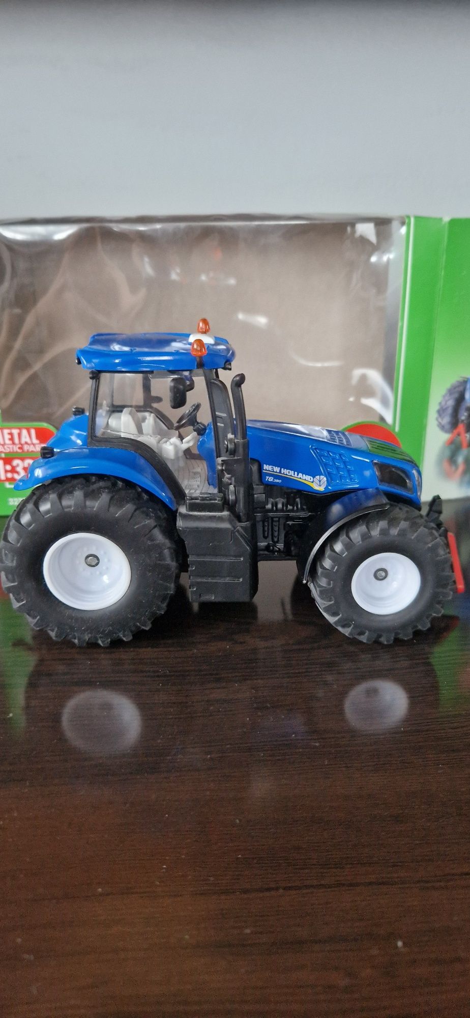 Siku 3273 NEW HOLLAND T8.390