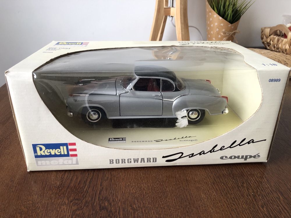 Model Borgward Isabella 1/18 Revell srebrny