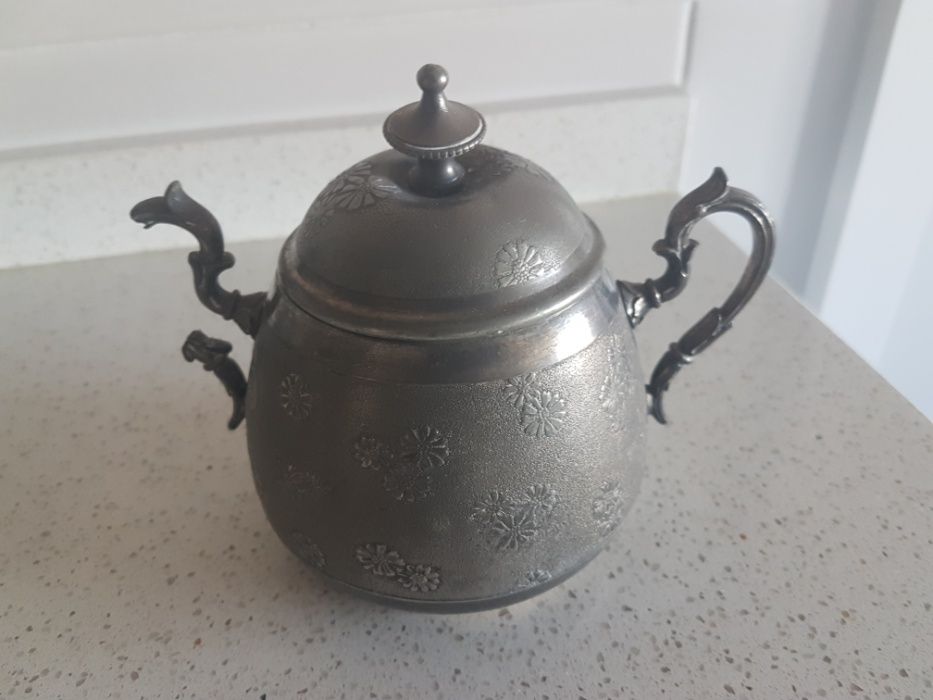 Cafeteira, bule e açucareiro