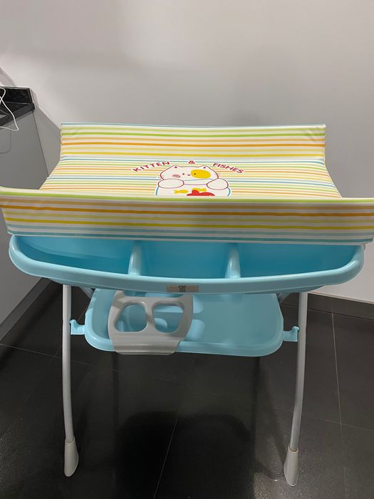 Banheira de banho com muda fraldas para bebé