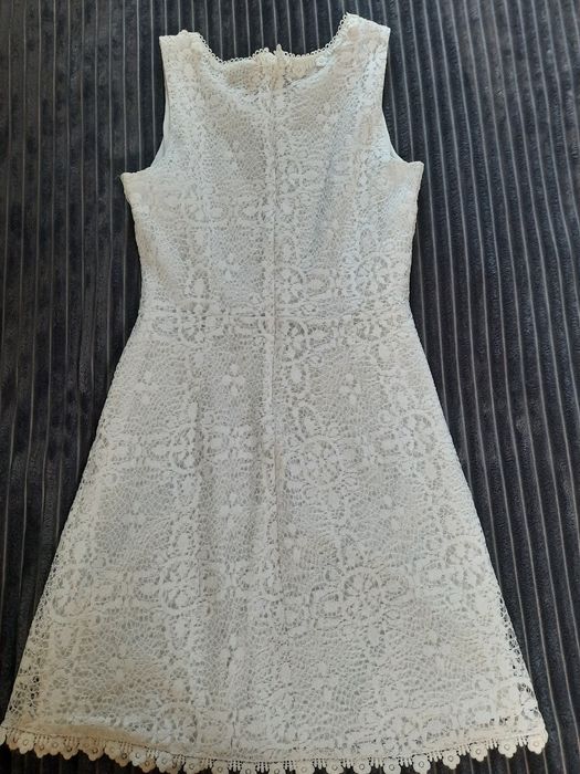 Siostrzane koronkowe białe sukienki