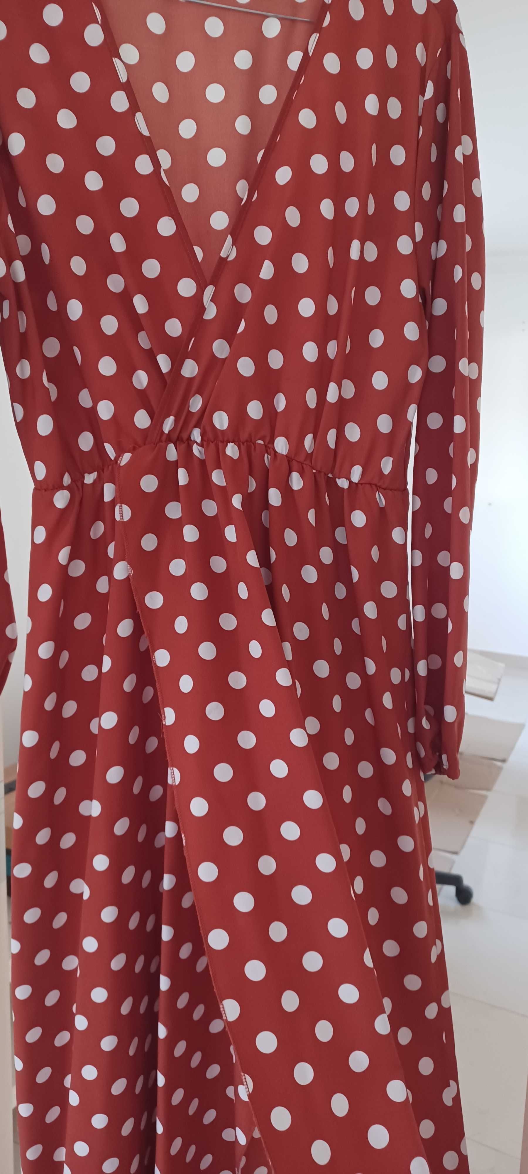 Vestido cintado com bolinhas, abertura à frente