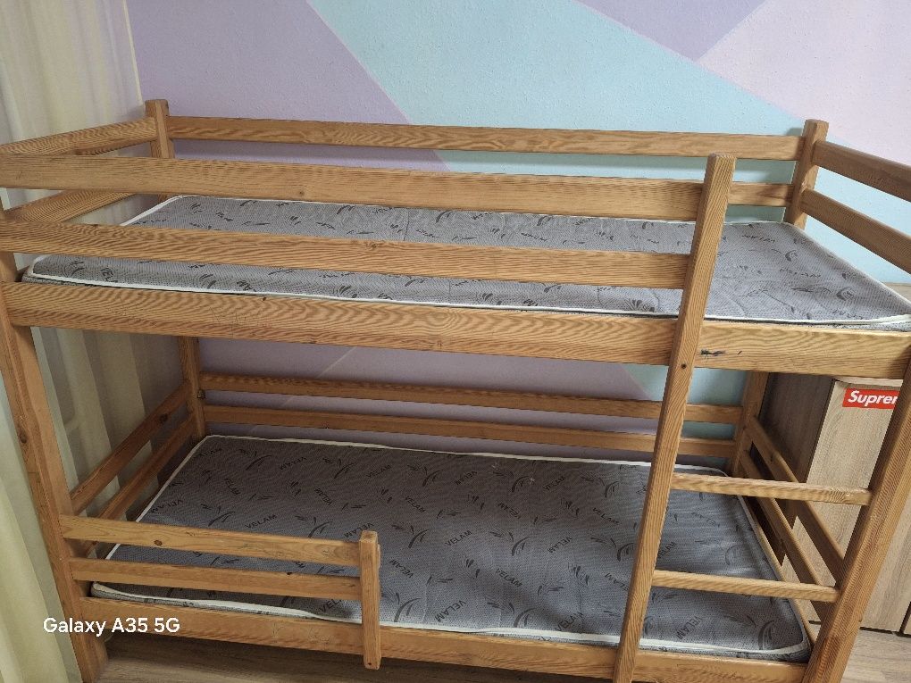 Продам двухъярустную деревянную кровать