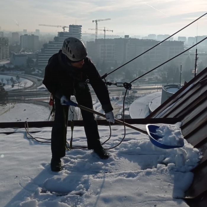 Prace na wysokości, czyszczenie rynien, uszczelnienie przecieków dachu