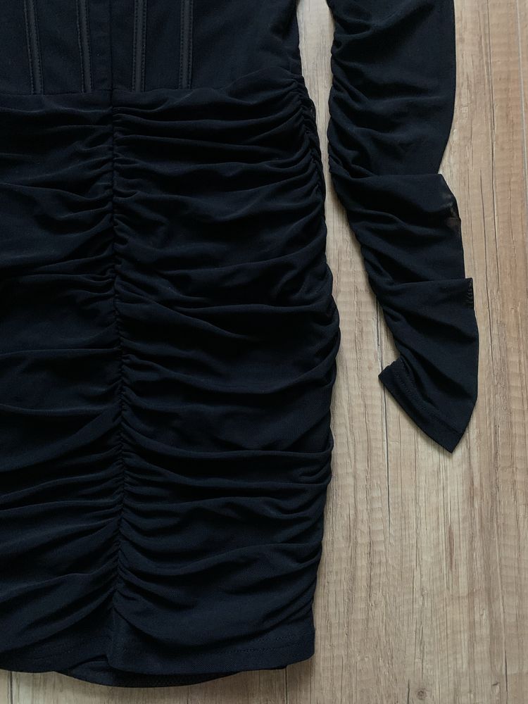 Czarna sukienka gorsetowa