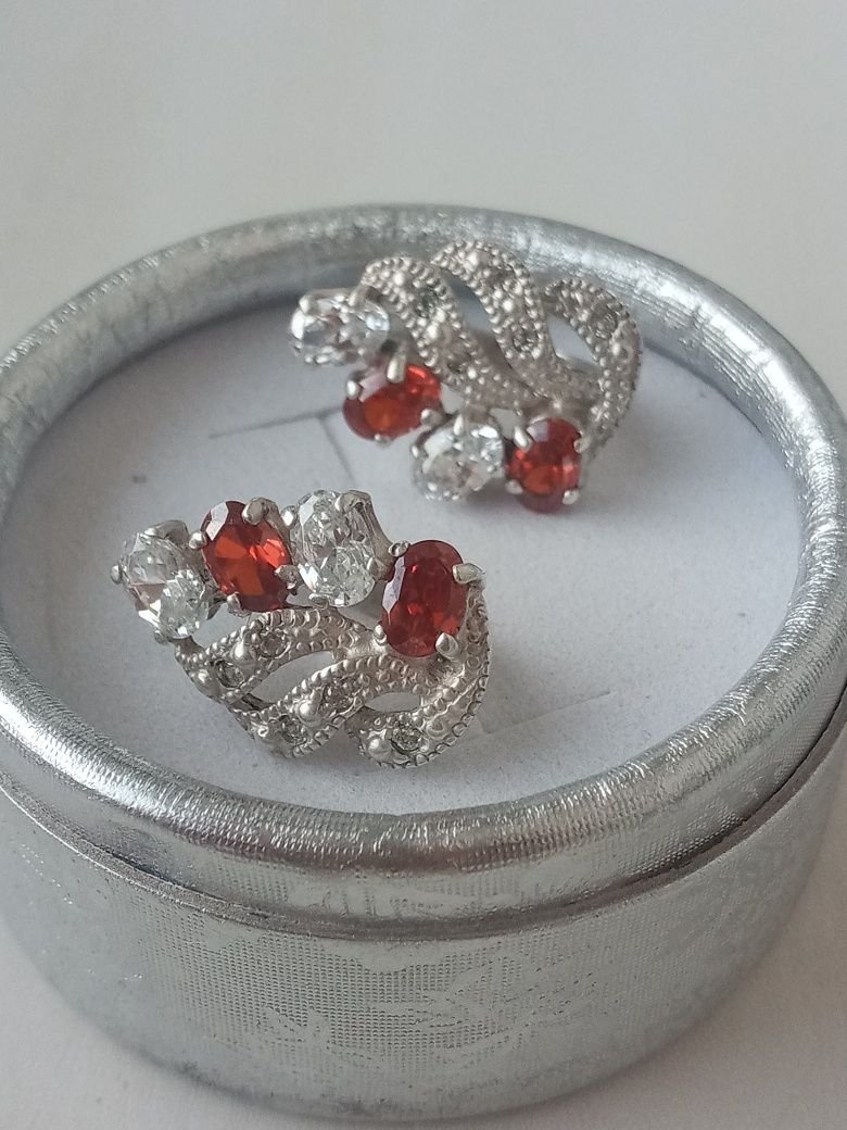 Сережки з коралами,оніксом.