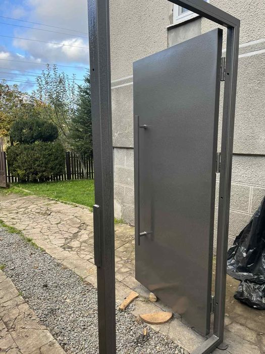 Двері в під'їзд в гараж в підвал