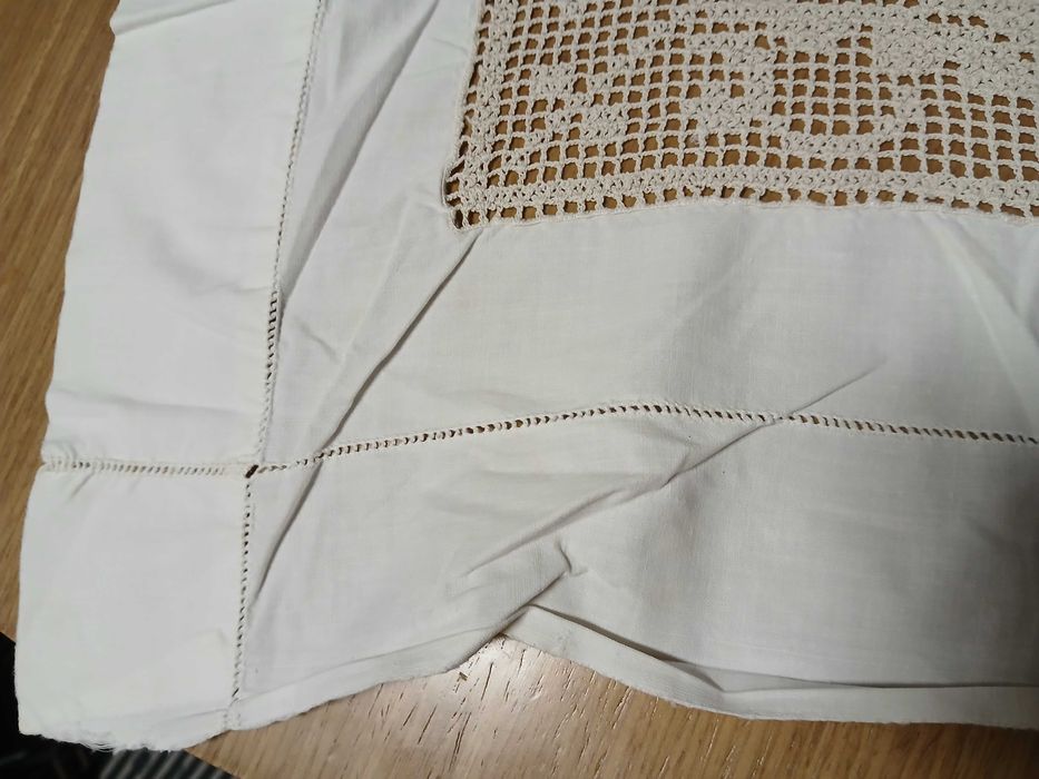 Lençol 2,44 x 2m com renda e bordado(os bordados tem partes rasgadas)