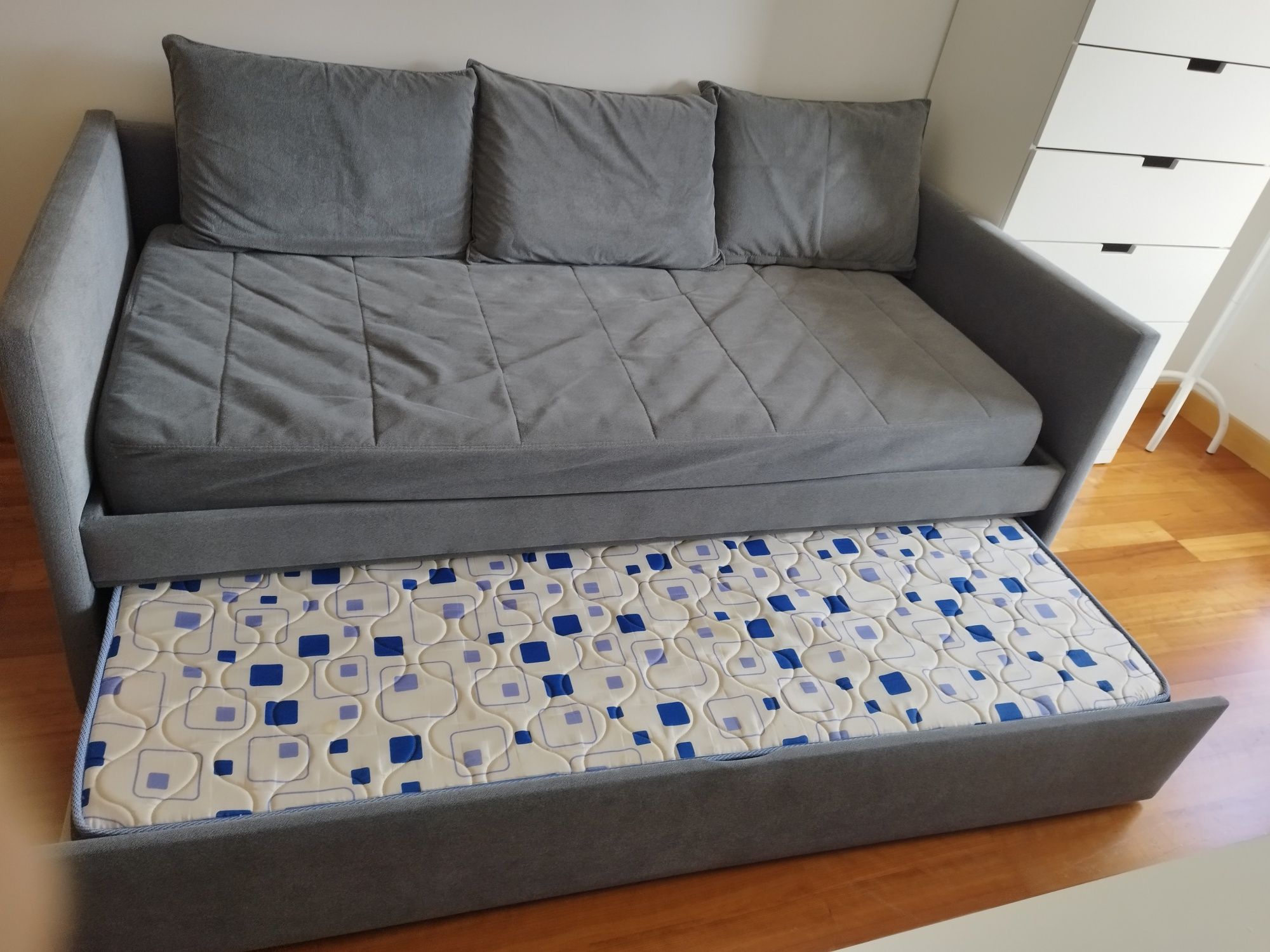 Sofá cama com auxiliar e colchão