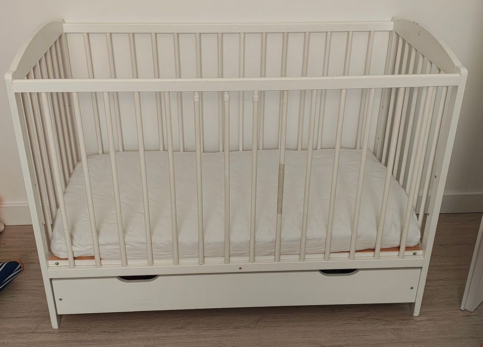 Białe łóżeczko dziecięce 120x60 z materacem i szuflada
