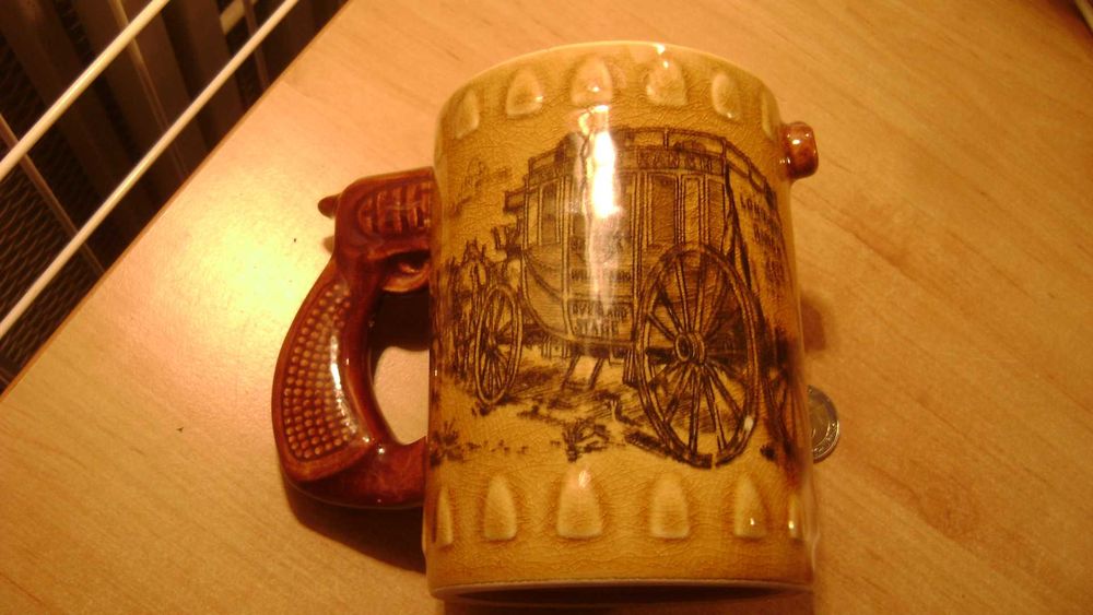 Starocie z PRL Militaria = Kufel ceramiczny z Coltem kolekcjonerski