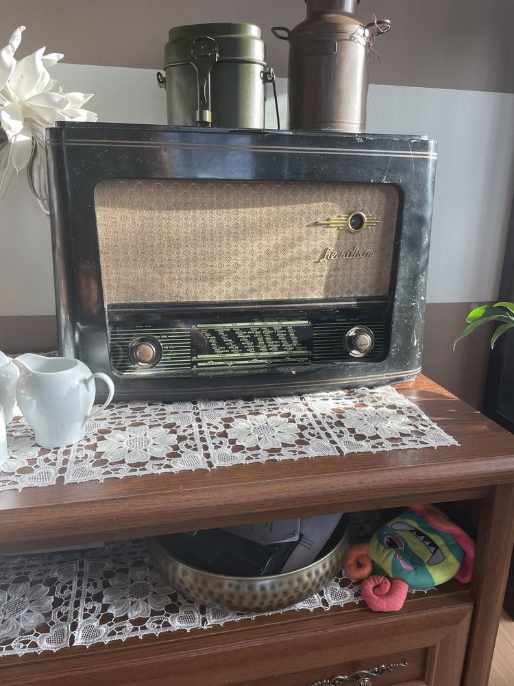 Stare radio na chodzie z adapterem