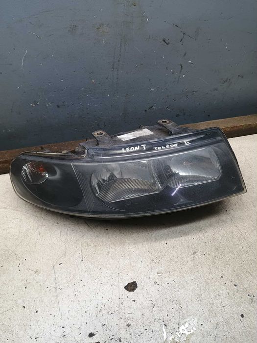 Lampa prawy przód prawa przednia VALEO Seat Leon I Toledo II EU