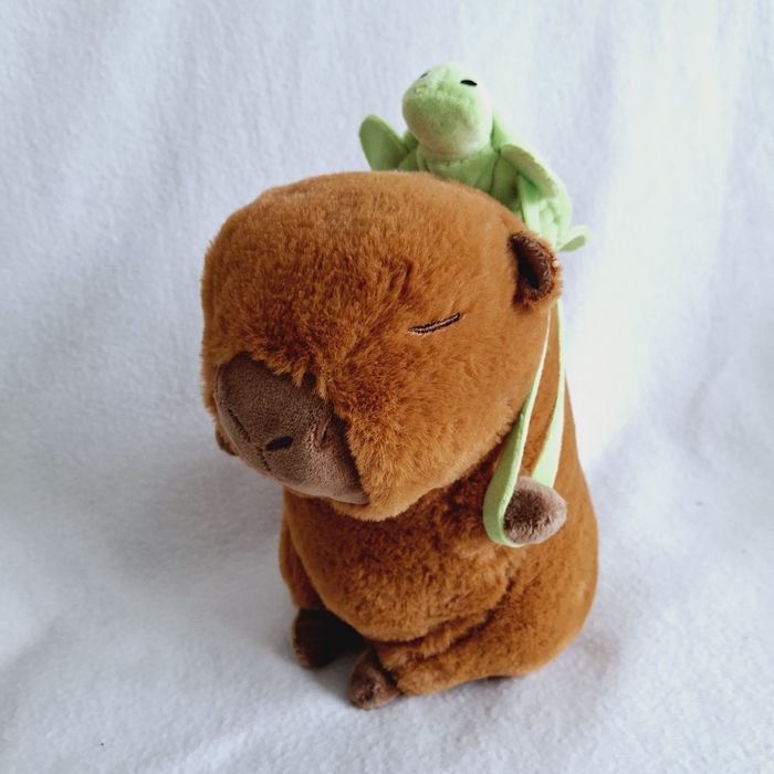 Kapibara z plecakiem żółwiem maskotka