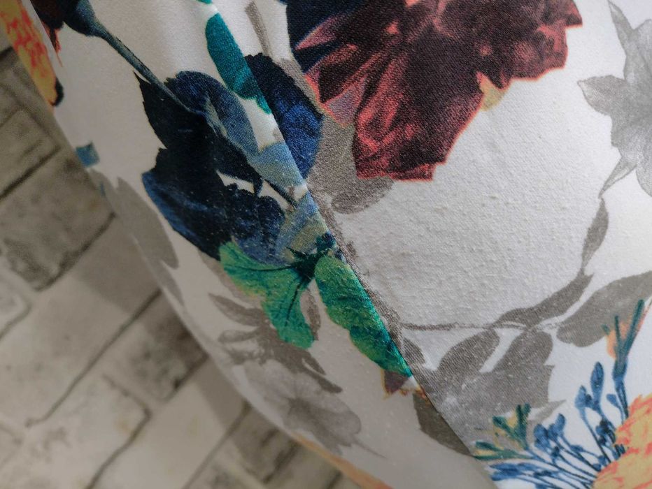 sukienka  lato letnia biała w kwiaty L kwiatki  bez rękawów elastyczna