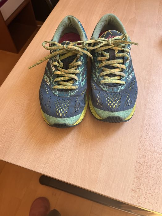 Sapatilhas Asics tamanho 39,5, mas calça 38