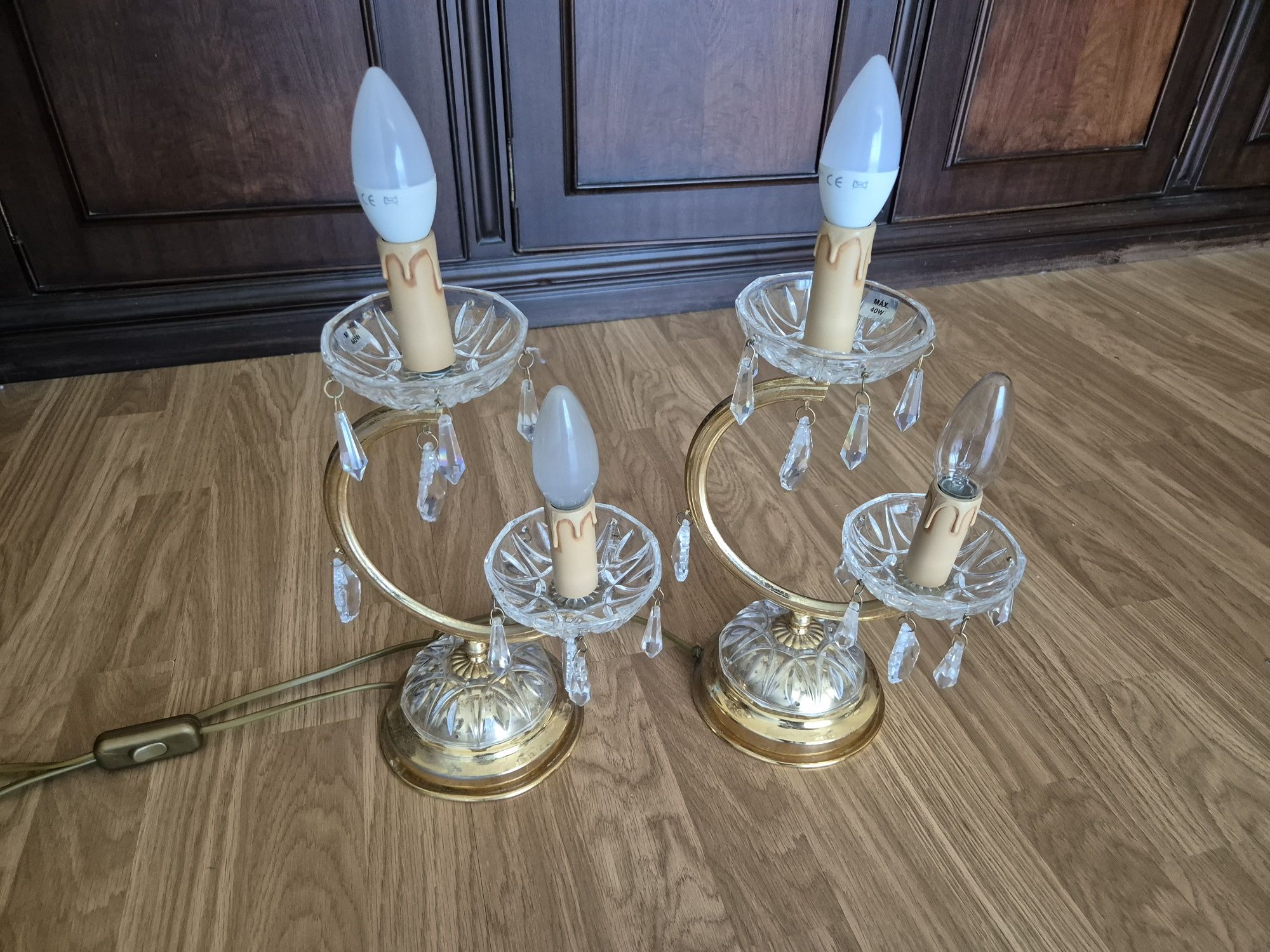 Conjunto cadeiro de teto e mesa de cabeceira