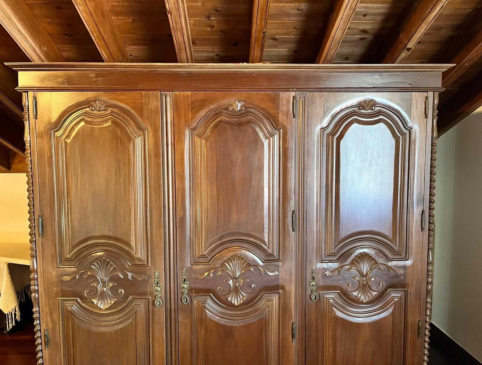 Mobilia quarto completa em madeira.