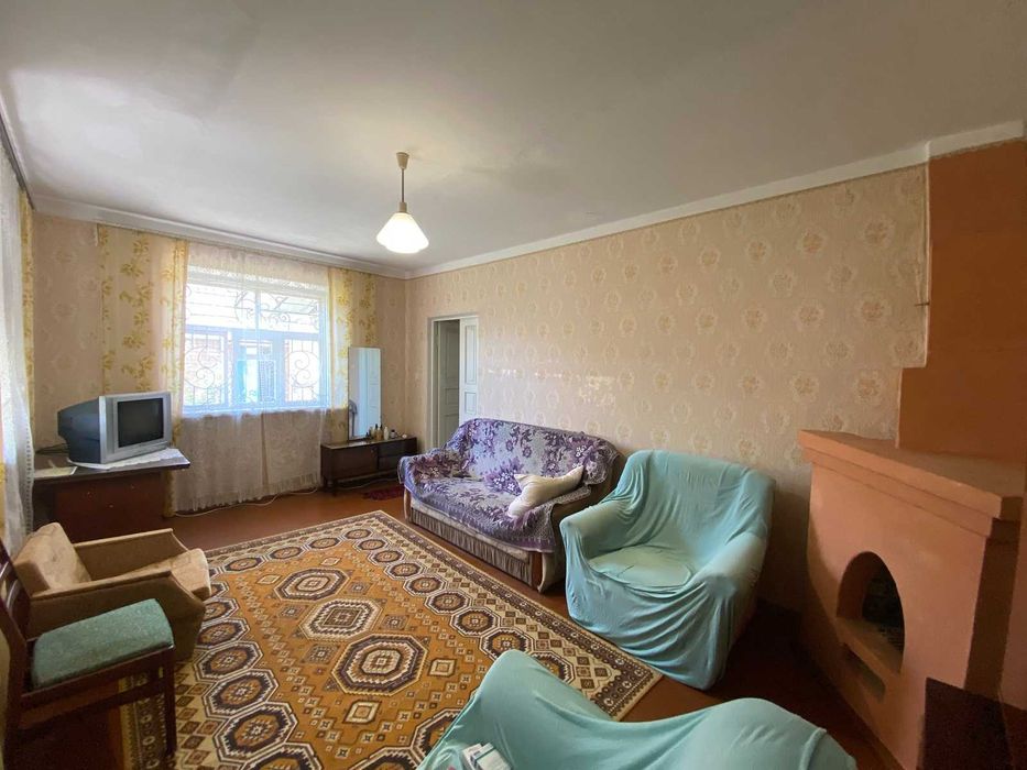 Продається дачний будинок з гаражем у мальовничому місці!