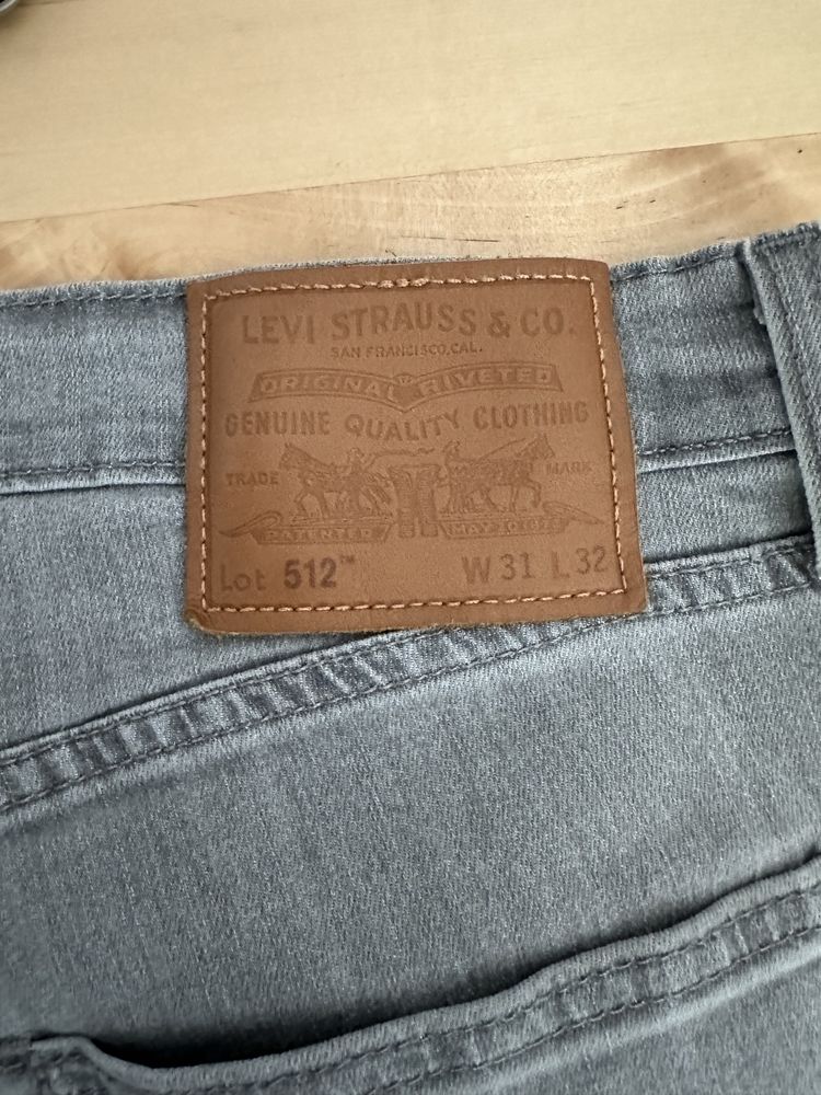 Calcas levis praticamente novas